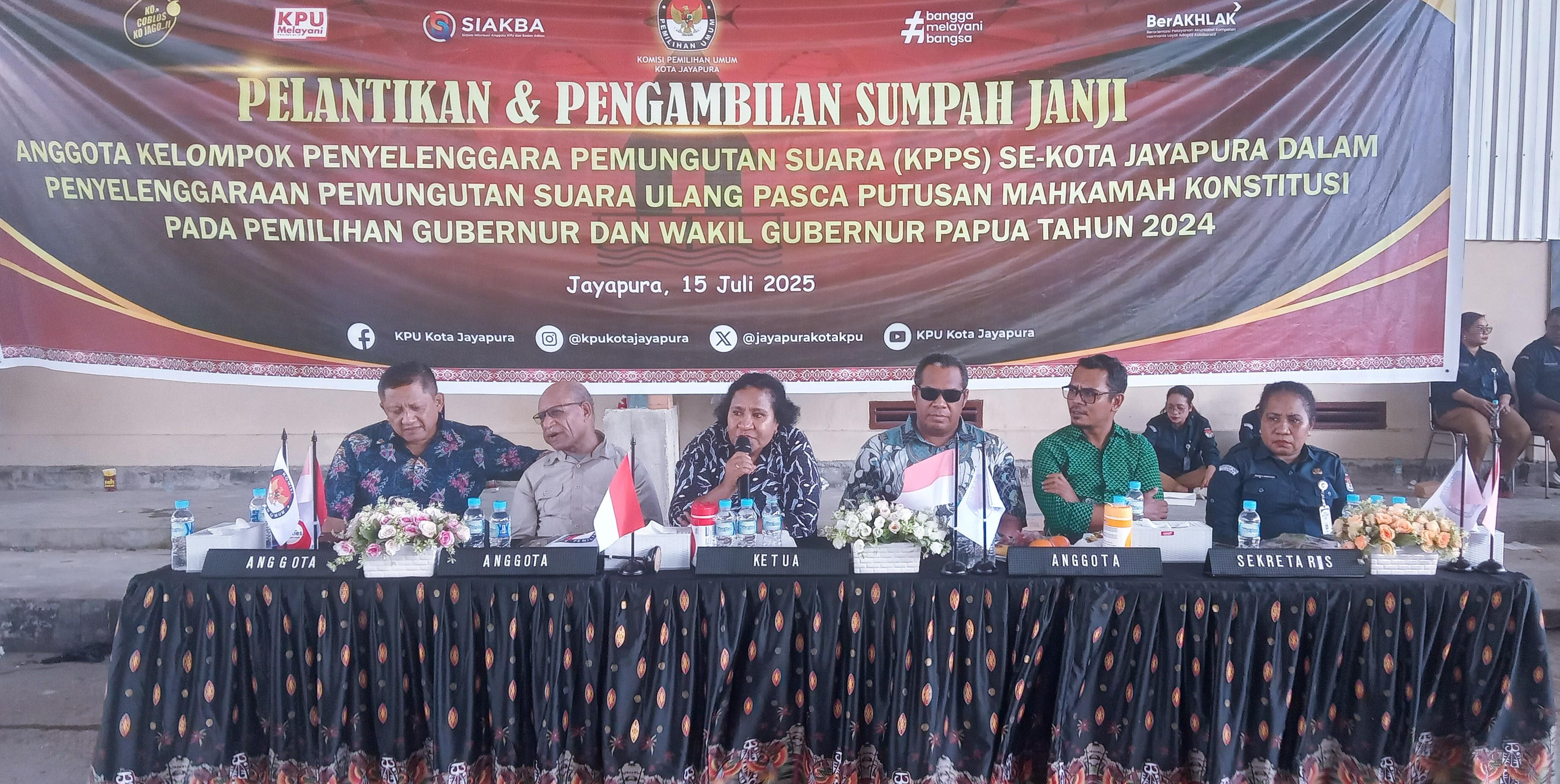 Arahan Ketua KPU Provinsi Papua Diana Dorthea Simbiak yang didampingi juga tiga komisoner KPU Papua dalam acara pelantikan petugas KPPS 