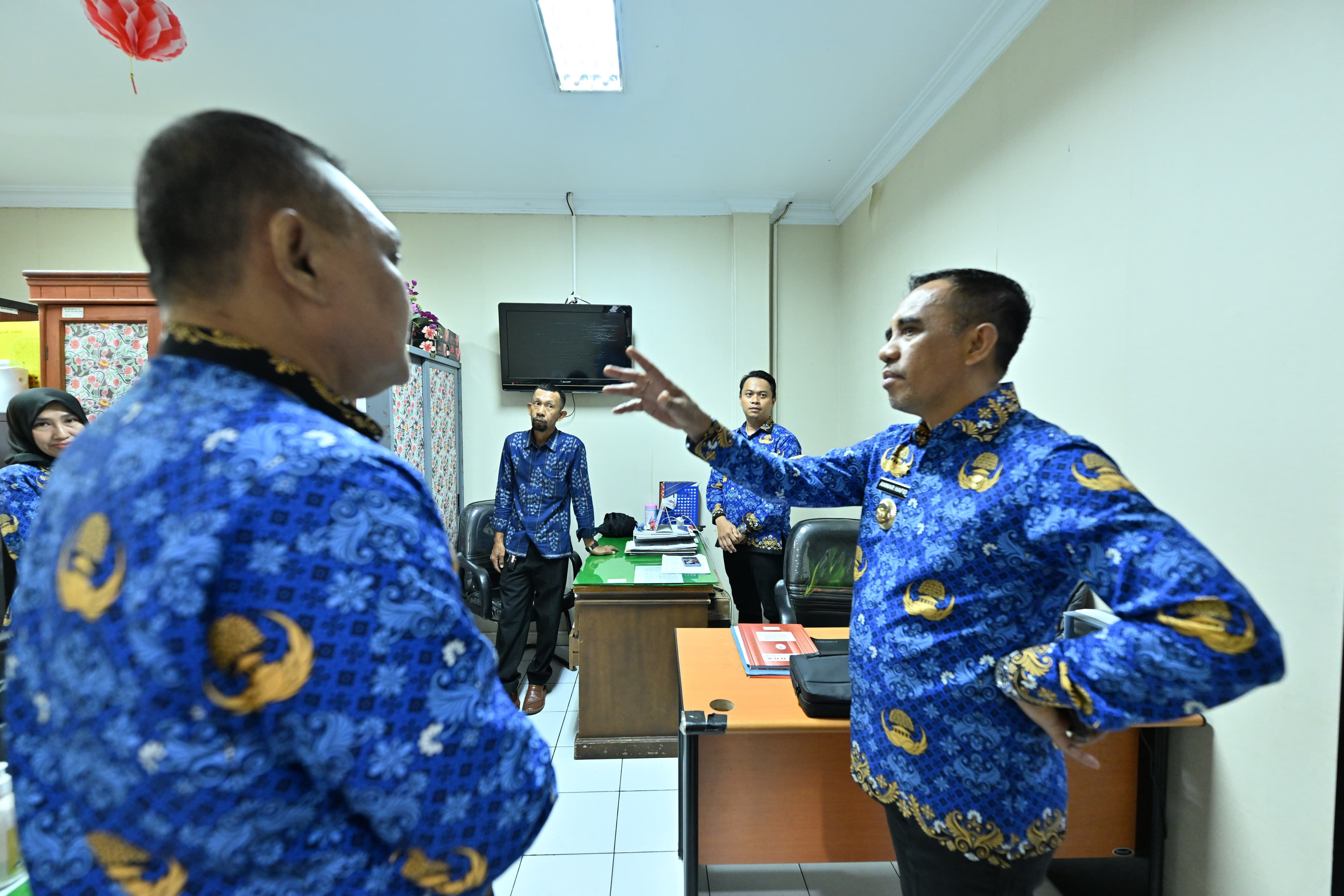 Gubernur Sulawesi Tengah, Dr. H. Anwar Hafid, M.Si, melakukan inspeksi mendadak (Sidak) di lingkungan Sekretariat Daerah Provinsi Sulawesi Tengah pada Kamis (17/7)