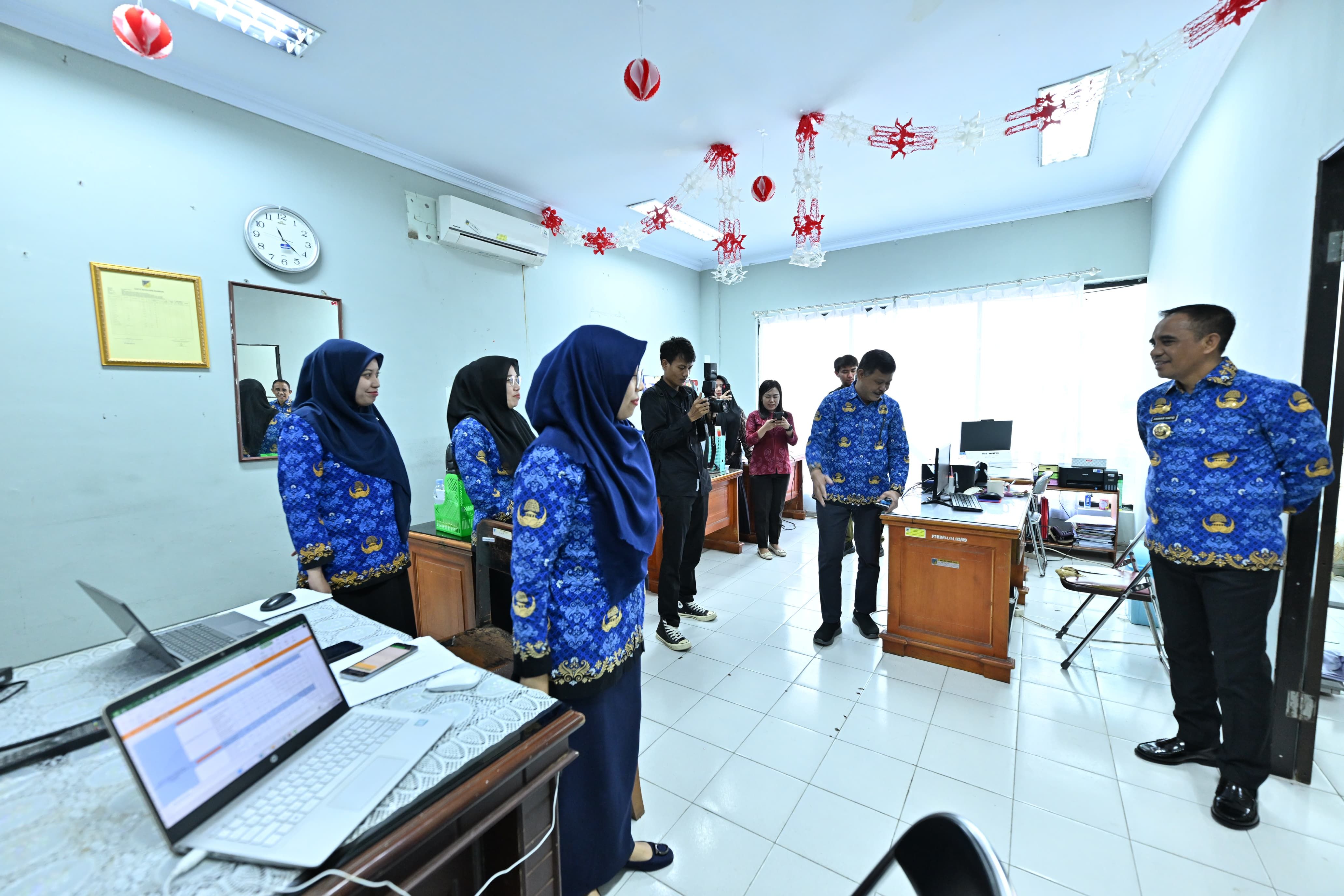 Gubernur Sulawesi Tengah, Dr. H. Anwar Hafid, M.Si, melakukan inspeksi mendadak (Sidak) di lingkungan Sekretariat Daerah Provinsi Sulawesi Tengah pada Kamis (17/7)