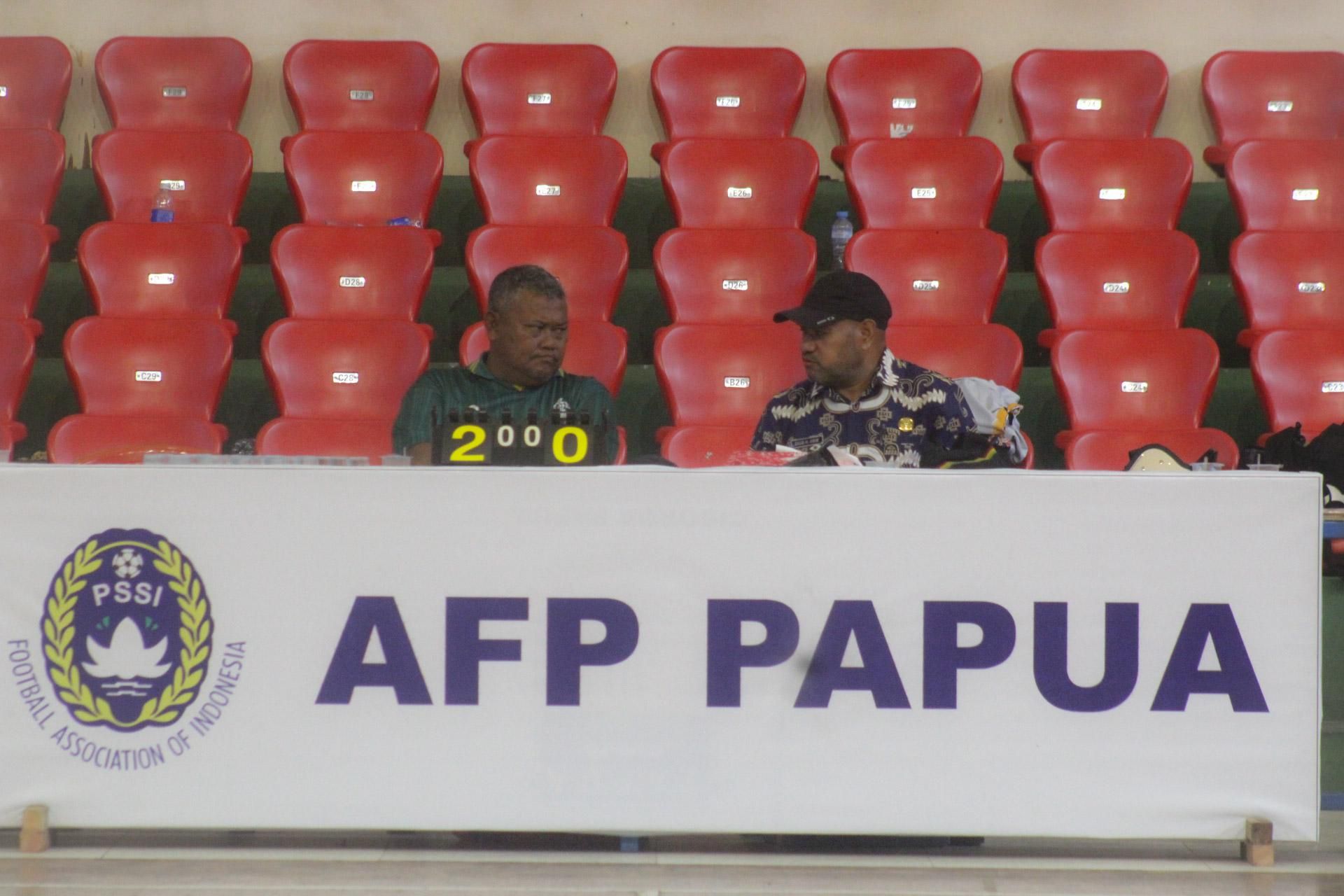 Ketua Asosiasi Futsal Provinsi Papua (AFP) Daud H. Arim, SE., MM (kanan) ketika memantau jalanya pertandingan