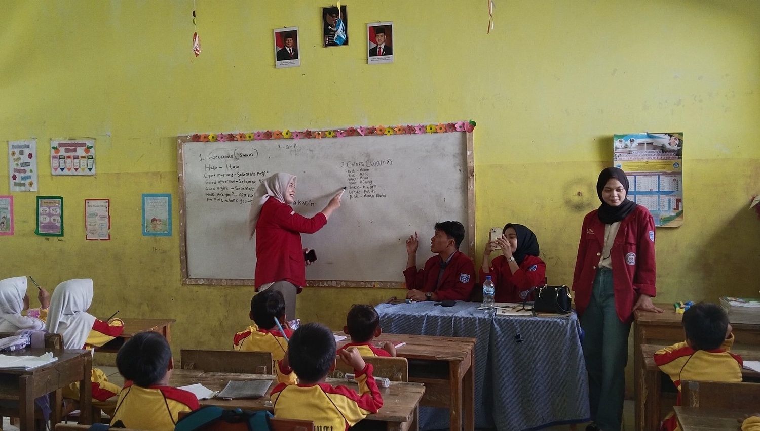 KKM 49 memberikan materi pelajaran kepada siswa