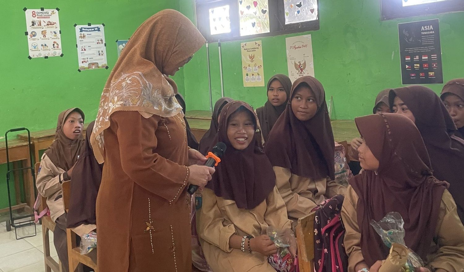 Narasumber mengajak siswa untuk memanfaatkan teknologi sebagai alat bantu belajar, bukan sebagai penghambat.