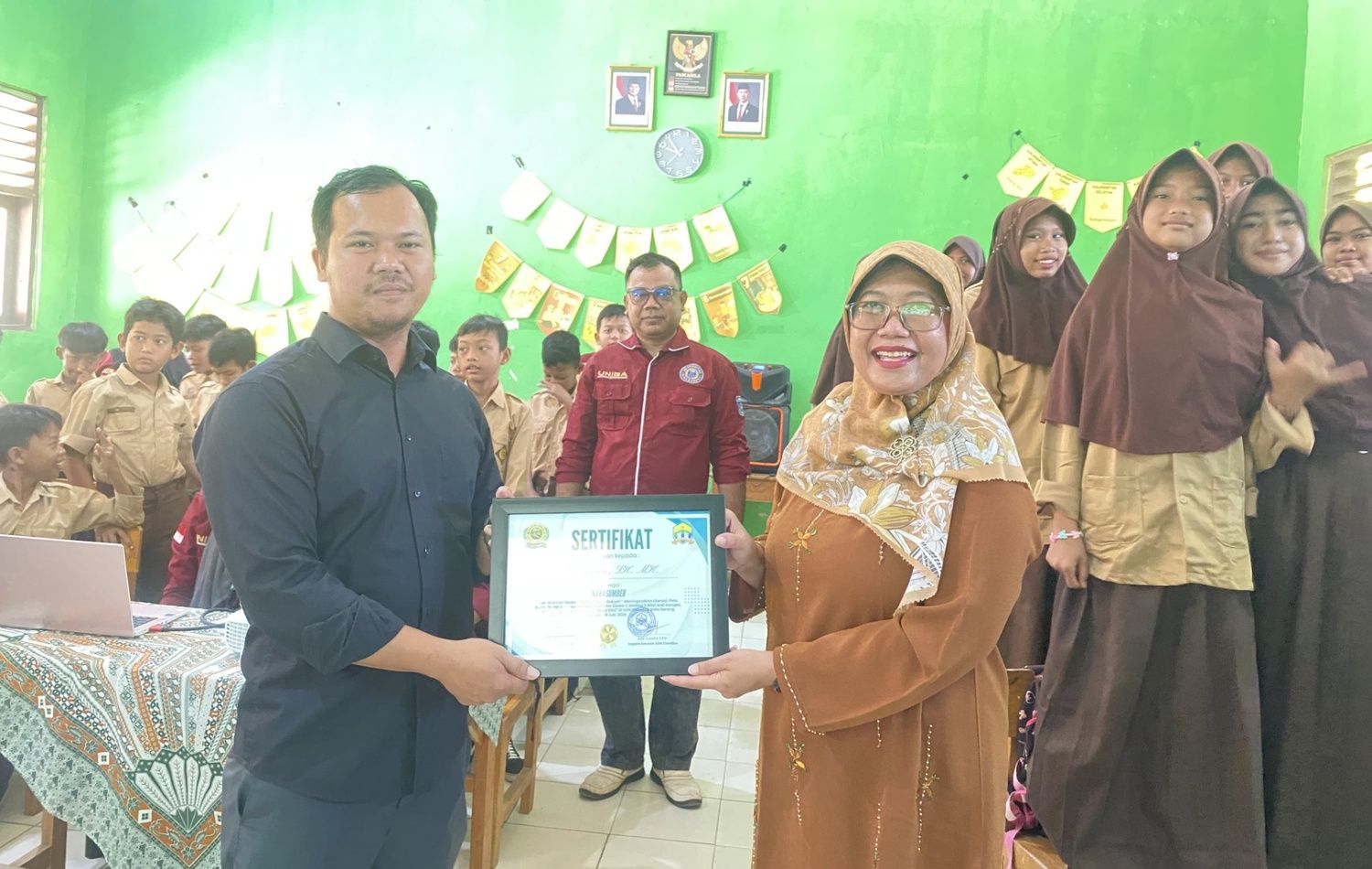 Penyerahan sertifikat pemateri, 9 nilai anti korupsi. 