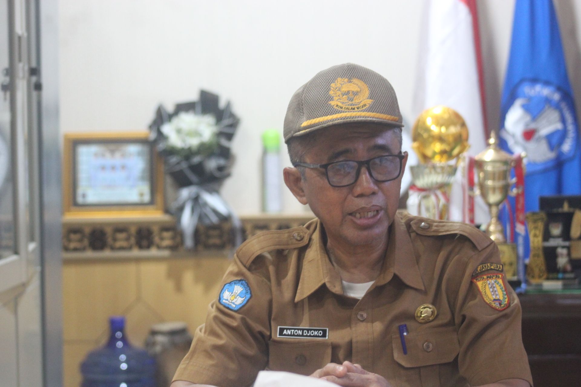 Kepala Sekolah SMAN 4 Jayapura, Anton Djoko Martono, M.Pd ketika ditemui di ruang kerjanya, Senin 28 Juli 2025