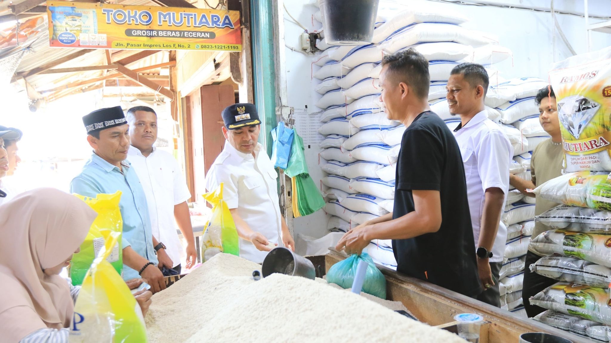 Wali Kota Lhokseumawe, Sayuti Abubakar, sidak pasar memantau harga dan mutu beras di pasar Inpres