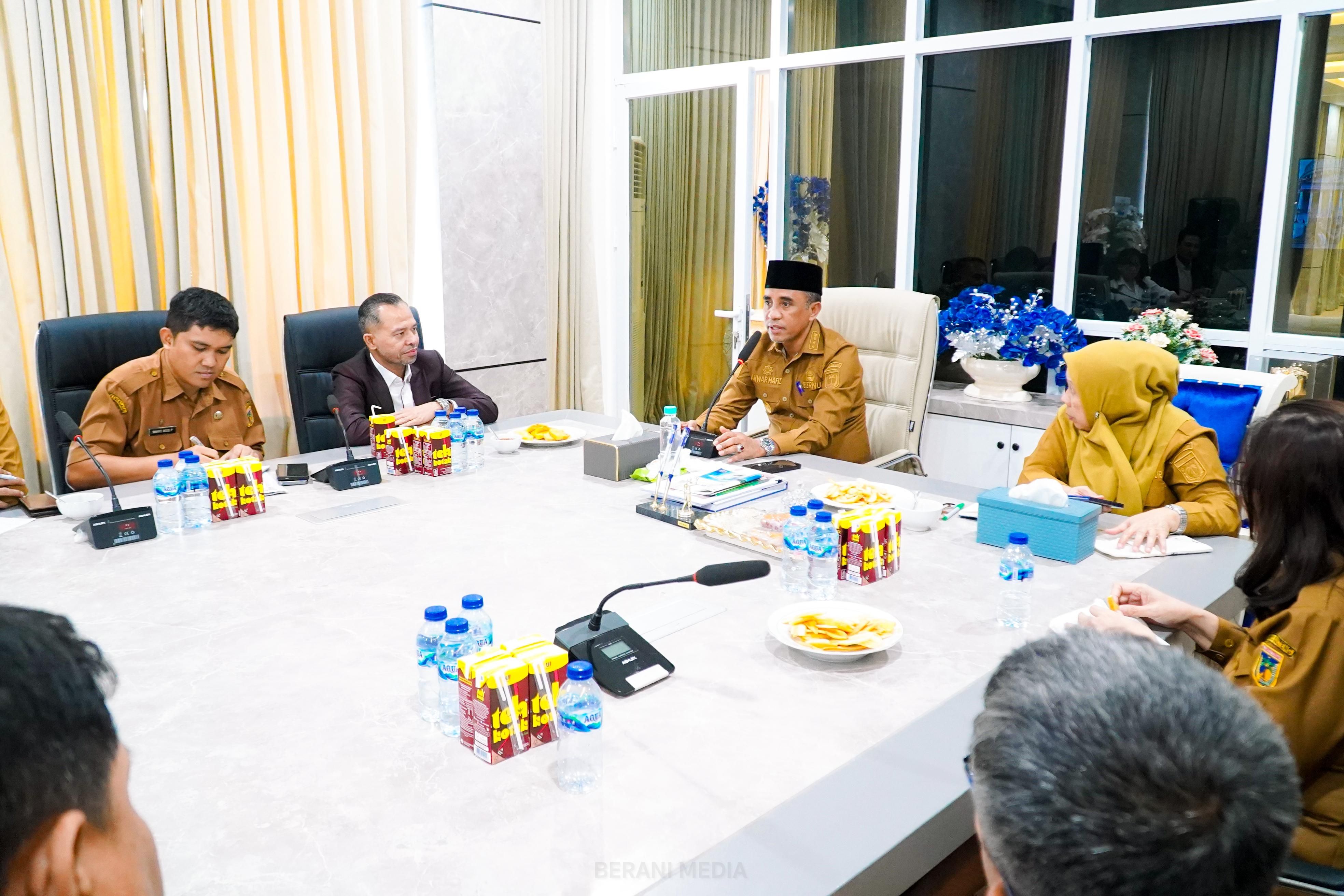 Gubernur Sulawesi Tengah, Dr. Anwar Hafid, menerima audiensi tim Duta Promosi Investasi Sulawesi Tengah dari Yayasan Randa Kabilasa di ruang kerjanya pada Senin (28/7/2025)