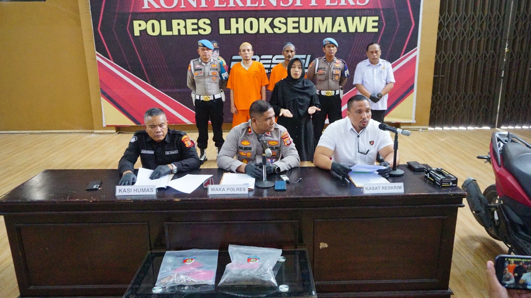 Polisi tangkap pelaku pembakaran rumah dan mengamankan senjata api rakitan