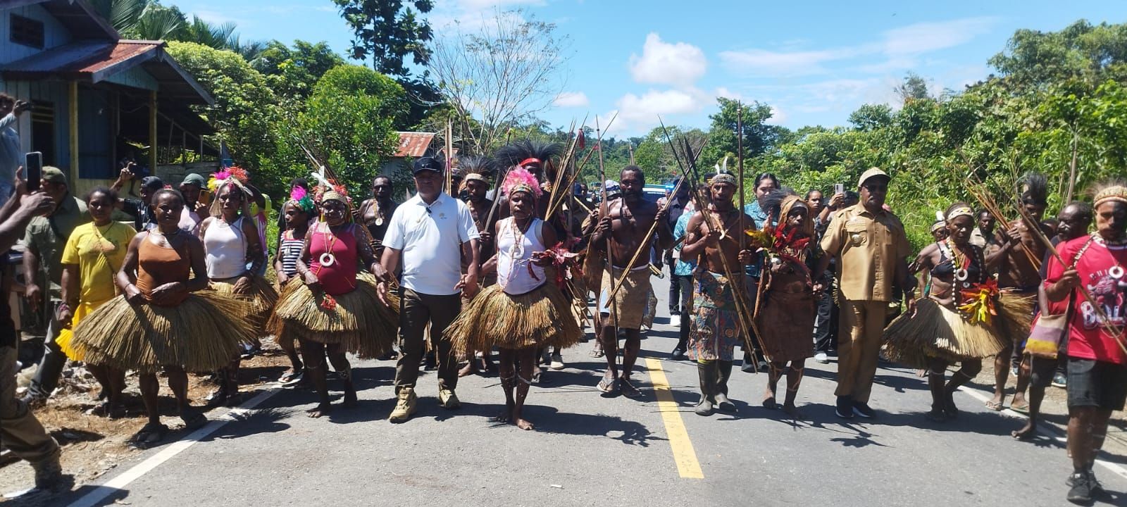 DIsambut warga masyarakat AIRU, Bupati Jayapura, Dr. Yunus Wonda, S.H., M.H., dan Wakil Bupati Jayapura Haris Richard S. Yocku, S.H., melakukan kunjungan kerja (Kunker) ke Distrik Airu, Selasa, 29 Juli 2025.