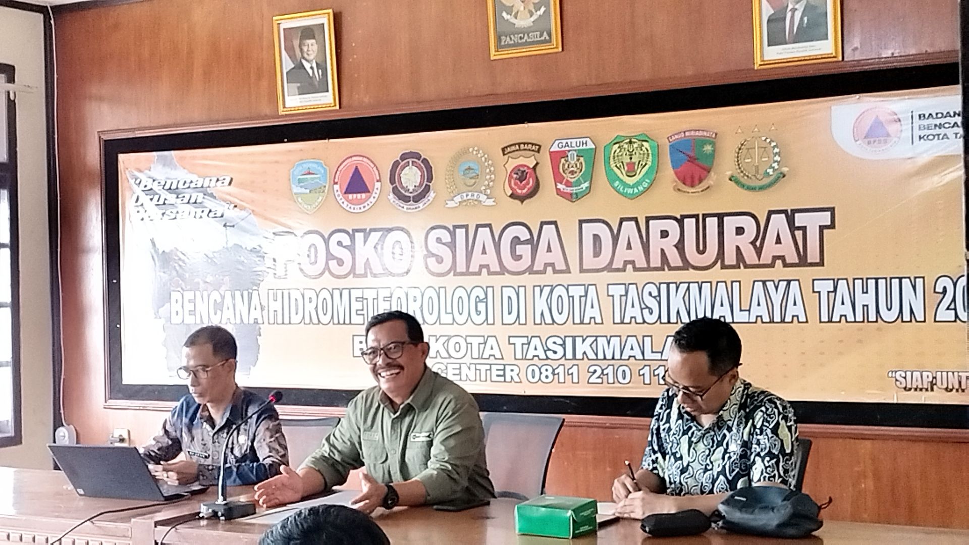 Plt.Kabid Penanggulangan Bencana, Dadang Muhamad Romdon,ST (Kiri), Kalak BPBD Kota Tasikmalaya,H.Ucu Anwar,S.Pd,M.Pd, (Tengah), Plt.Kabid Damkar dan Penyelamatan, Erik Yowanda,S.IP,M.Si