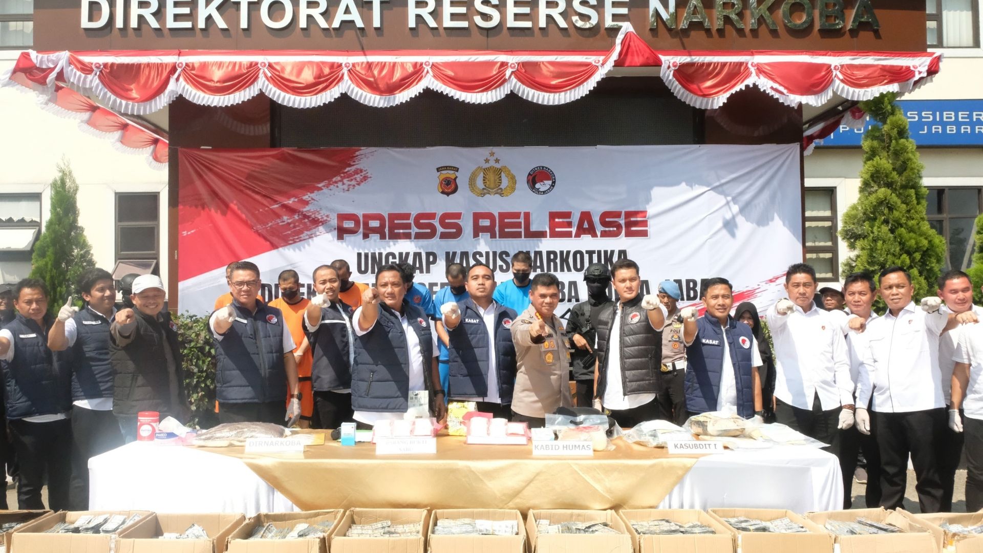 Polda Jawa Barar membongkar jaringan narkoba asal Aceh dengan menyita sejumlah barang bukti