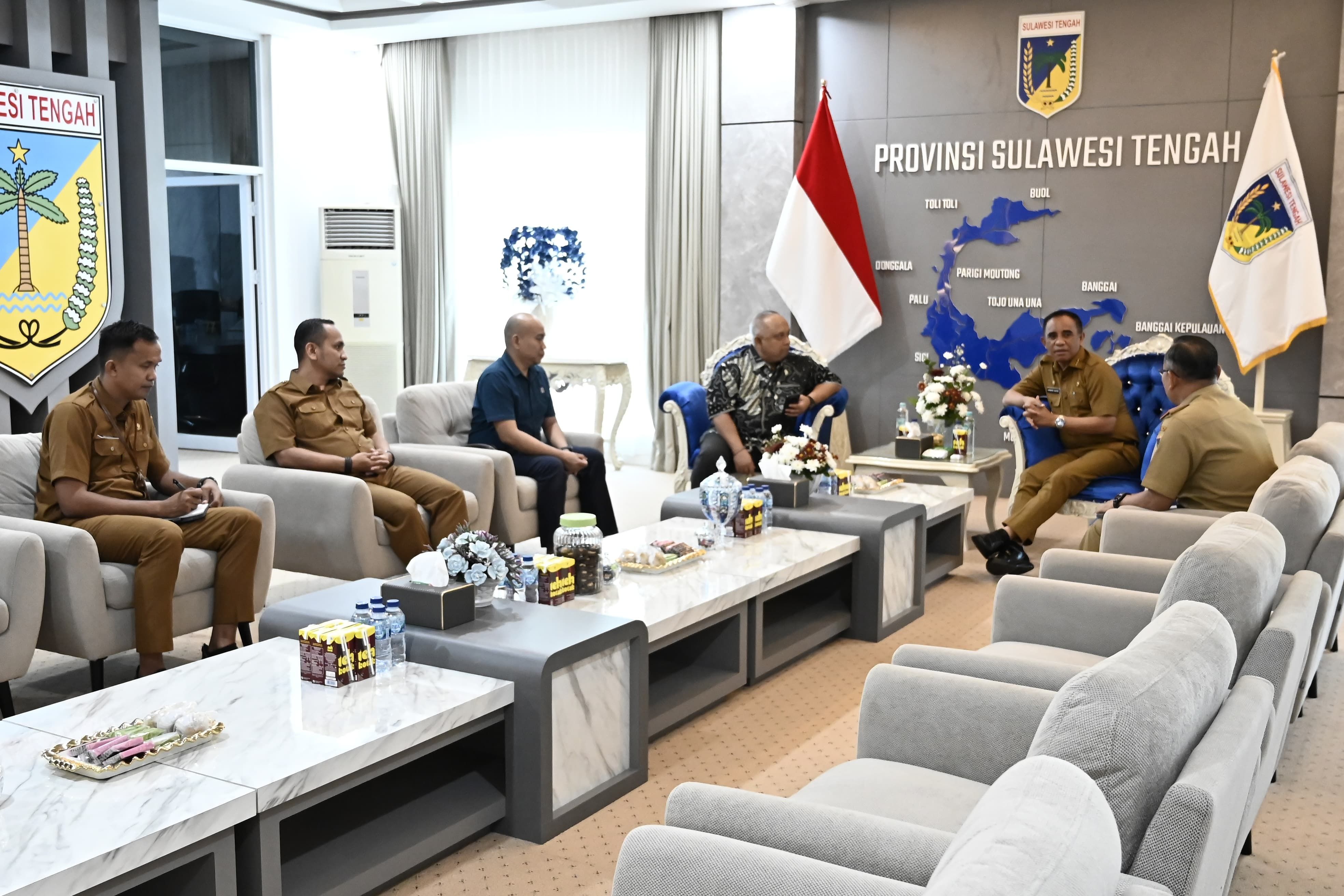 Gubernur Sulawesi Tengah, Dr. H. Anwar Hafid, M.Si., menerima kunjungan silaturahmi dari Kepala Perwakilan Badan Pemeriksa Keuangan (BPK) Provinsi Sulawesi Tengah, I Putu Wisudhantara S. E.,M.M.,ERMAP,CSFA,GRCP,GRCA, di ruang kerja Gubernur pada Selasa (29/7/2025)