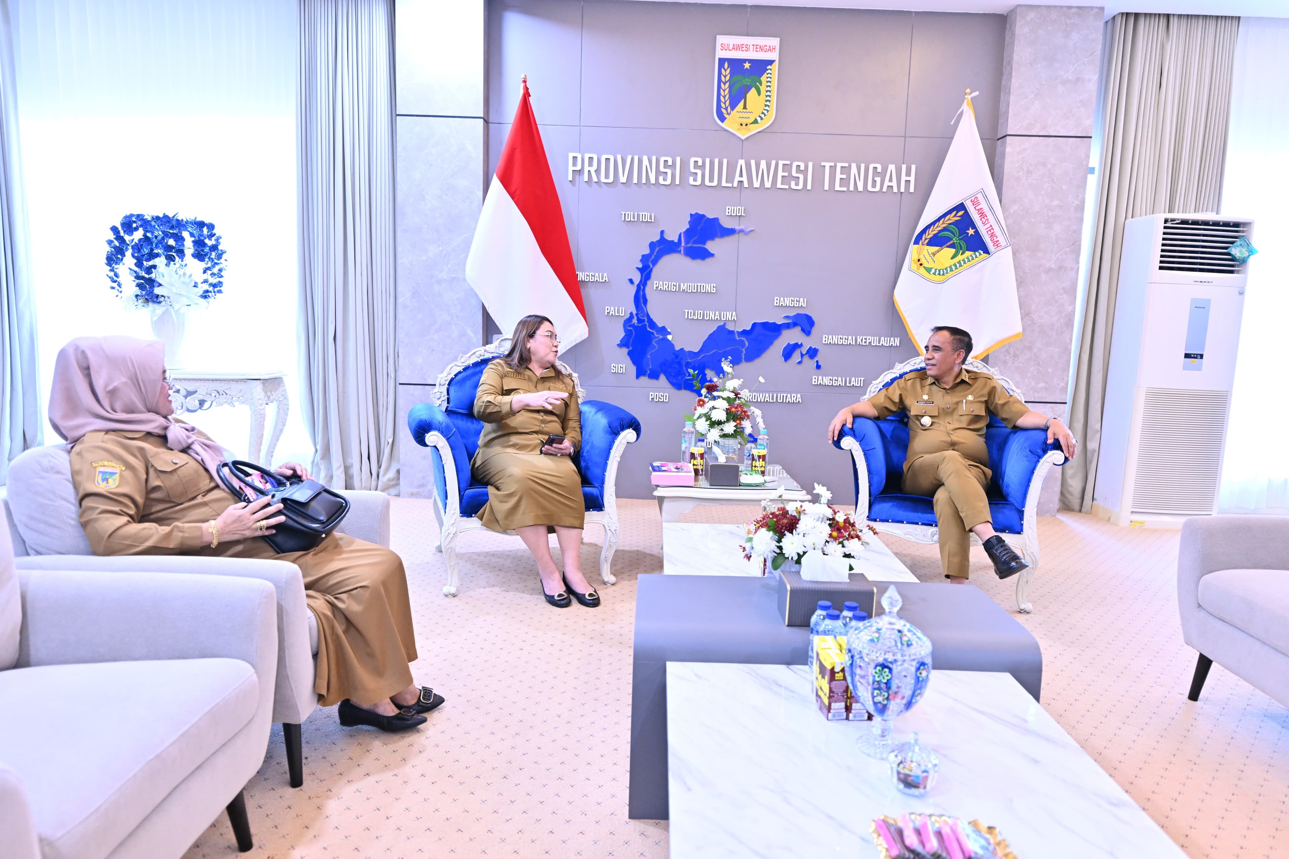 Gubernur Sulawesi Tengah, Dr. H. Anwar Hafid, M.Si, menerima audiensi Bupati Donggala, Vera Laruni, di ruang kerjanya pada Selasa (29/7/2025)