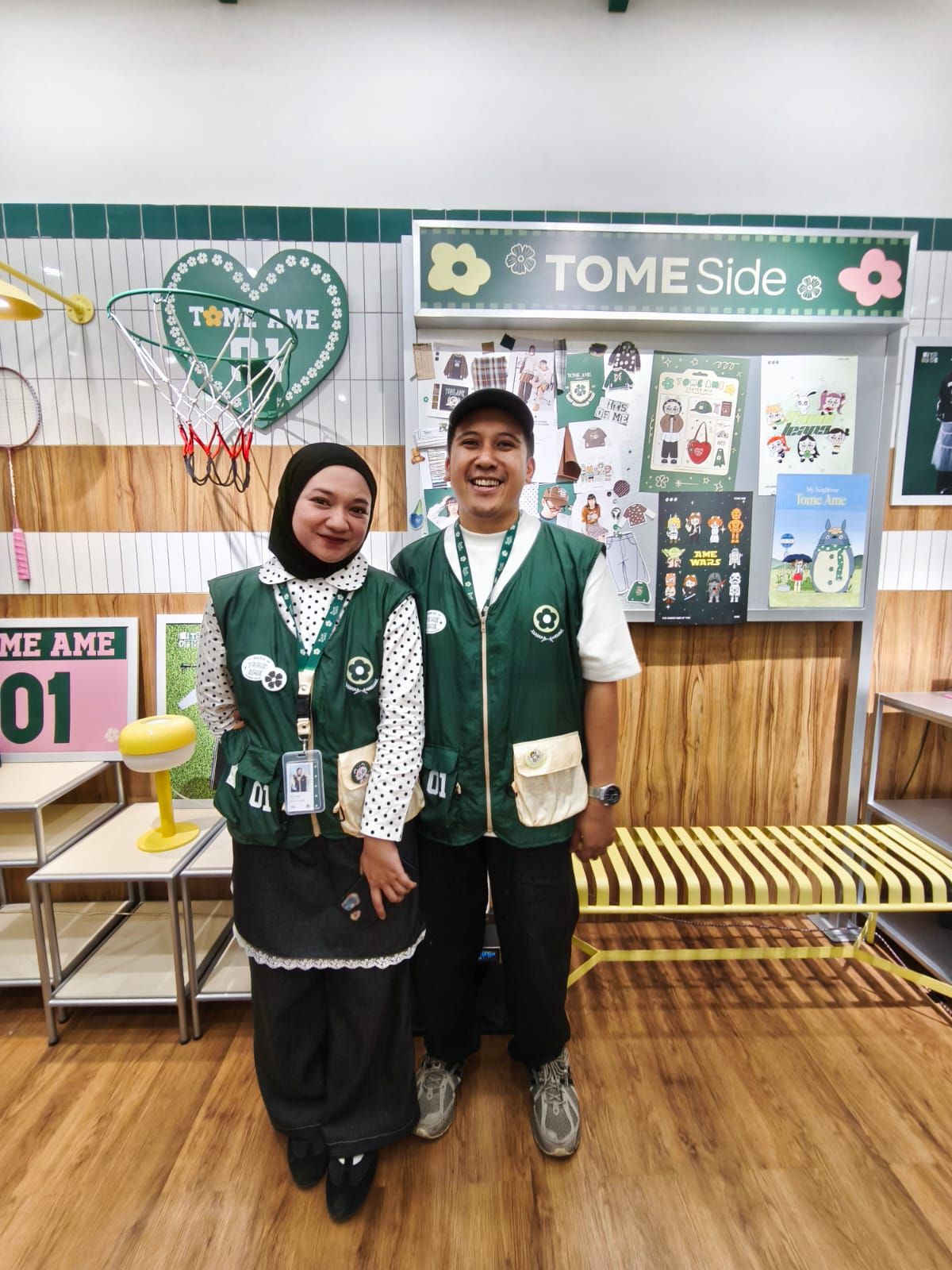 Pasangan suami istri Raevinca dan Awang dalam seso foto di grand opening Tome Ame pada Jumat, 1 Agustus 2025