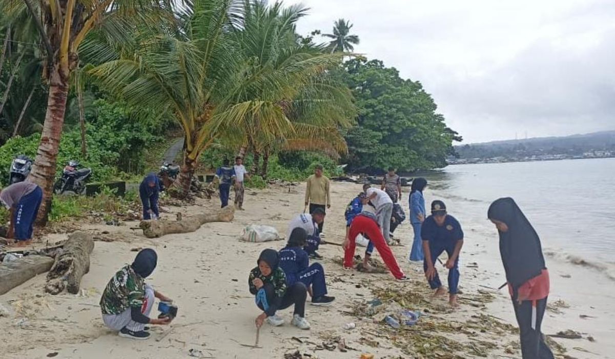 Dalam rangka menyambut HUT ke-80 Kemerdekaan RI, KP. XIX-1003 Pos Polairud Unit Banggai Laut bersama awak kapal (ABK), menggelar aksi bersih-bersih pantai di pesisir Pantai Salatiga, Desa Dodung