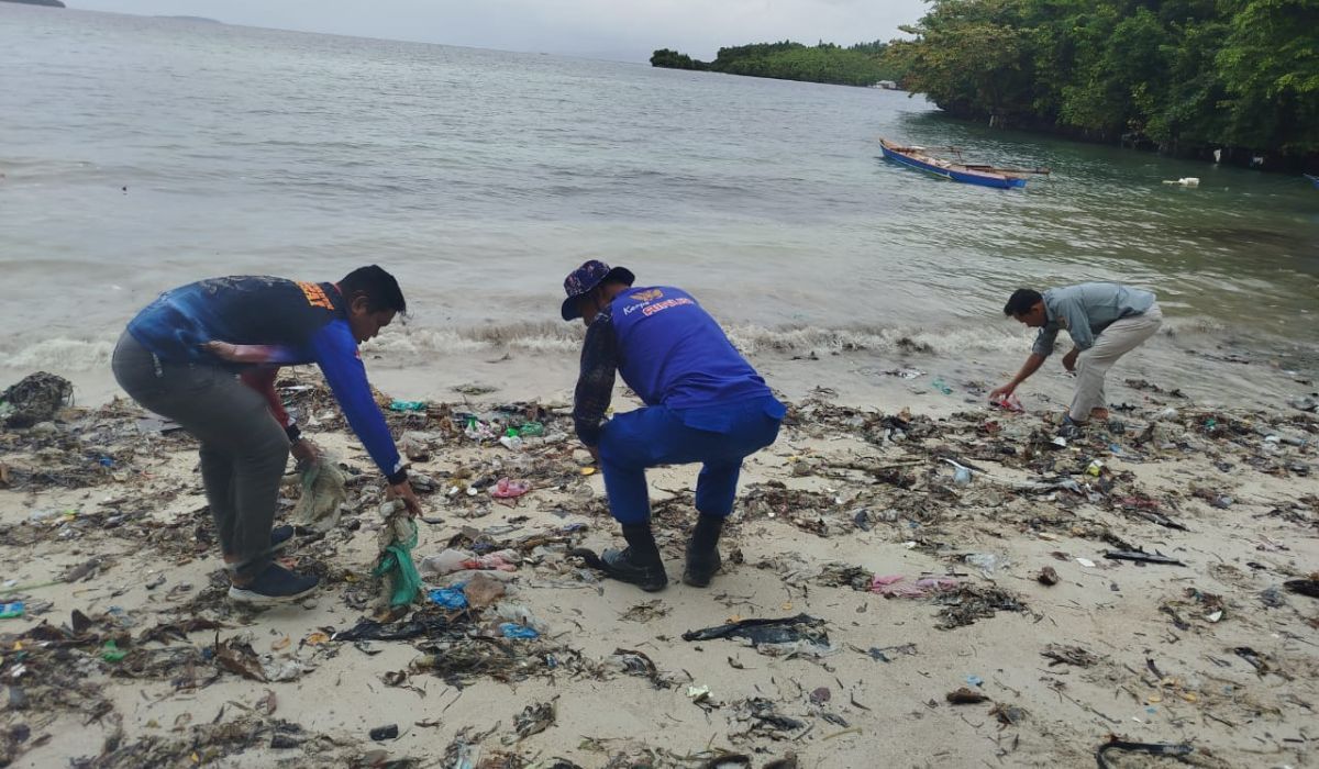Dalam rangka menyambut HUT ke-80 Kemerdekaan RI, KP. XIX-1003 Pos Polairud Unit Banggai Laut bersama awak kapal (ABK), menggelar aksi bersih-bersih pantai di pesisir Pantai Salatiga, Desa Dodung