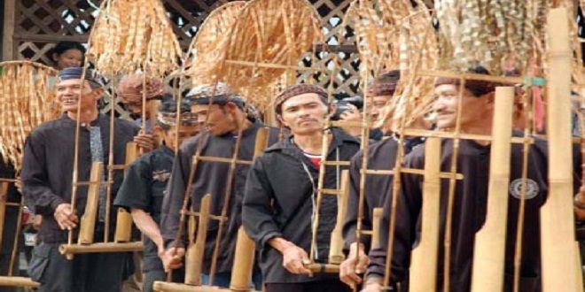 Angklung, alat musik tradisonal Jawa Barat.