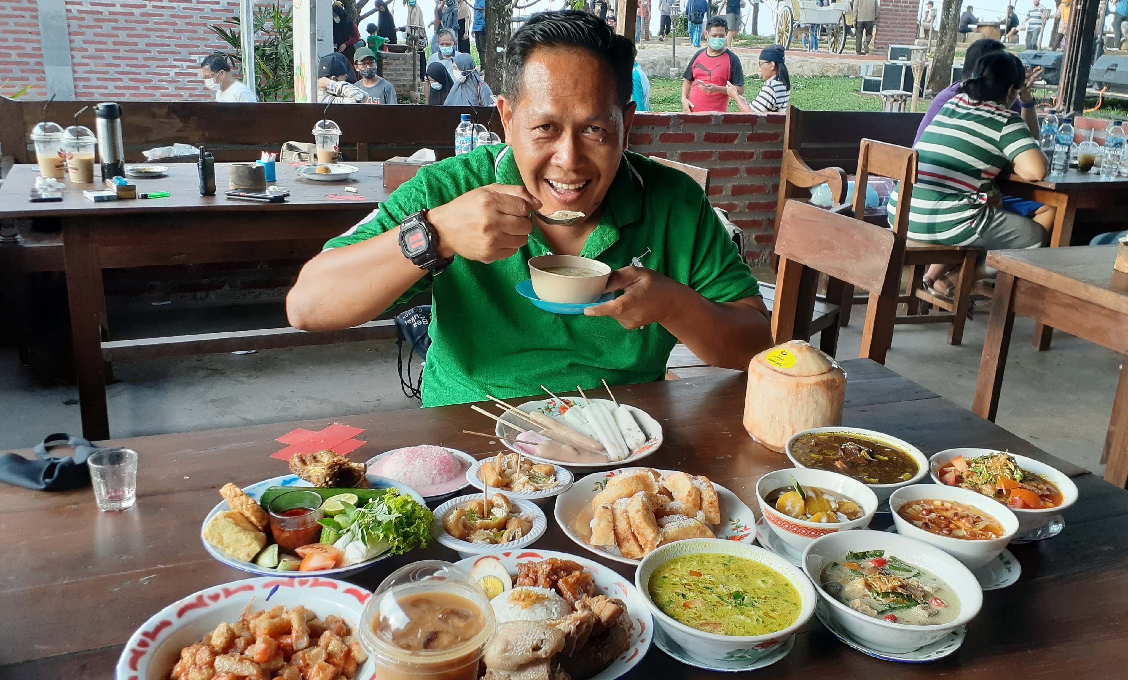 DIREKTUR Utama Kopi Montong, Ahmad Supardi saat mencoba menu buka puasa untuk program Pasar Montong Ramadan (Pamor), Sabtu (10/4/2021).* Iwan/KC