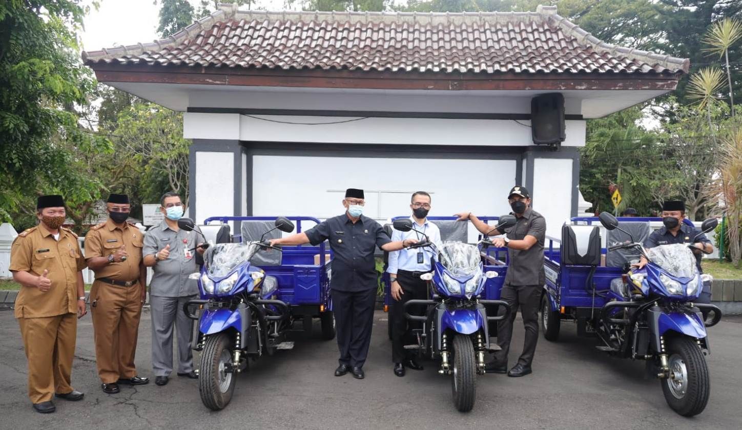Yan/KC BRI Cabang Kuningan memberikan bantuan tiga unit sepeda motor roda tiga untuk pengelolaan sampah di Pasar Baru dan Pasar Kepuh, di Halaman Setda Kuningan, Selasa (26/10/2021).*