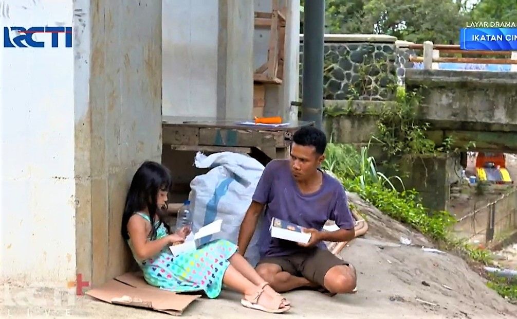  Reyna kelaparan diberi nasi kotak oleh seorang pemulung /