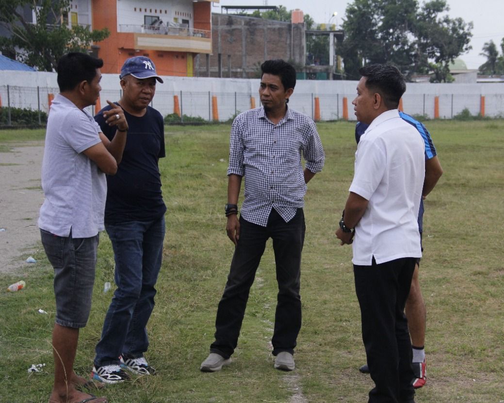 H. Ilham Amdar dan Agus Dandi saat berbincang dengan para awak media di Stadion Mini Bulukumba pada Sabtu, 14 Januari 2023.