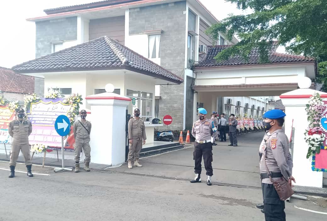 Pengamanan Satpol PP bersama TNI-Polri di kantor Setda Pangandaran.
