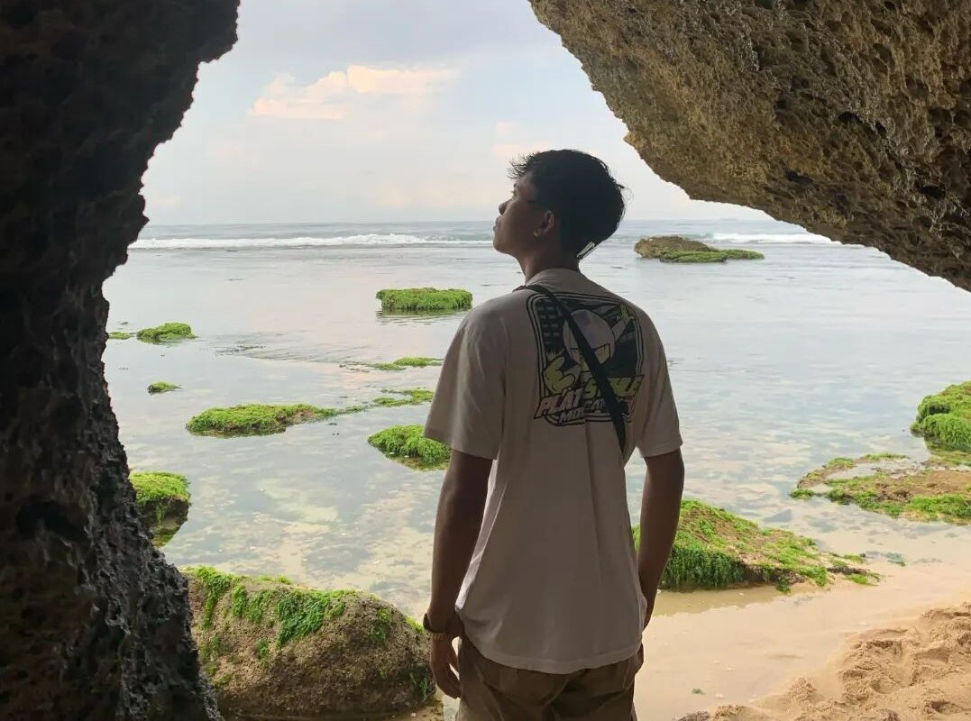 Pengunjung sedang berada di gua di Pantai Pok Tunggal/Instagram @cndrstyn