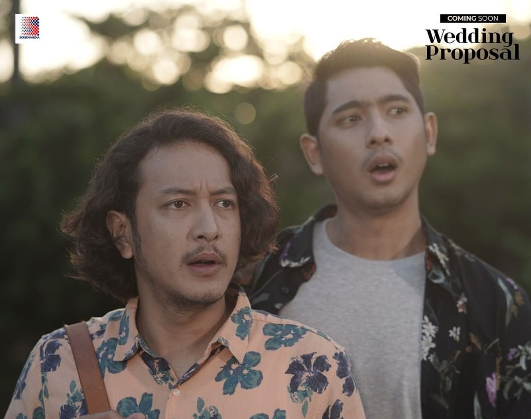 Arya Saloka dan Dimas Anggara dalam film Wedding Proposal