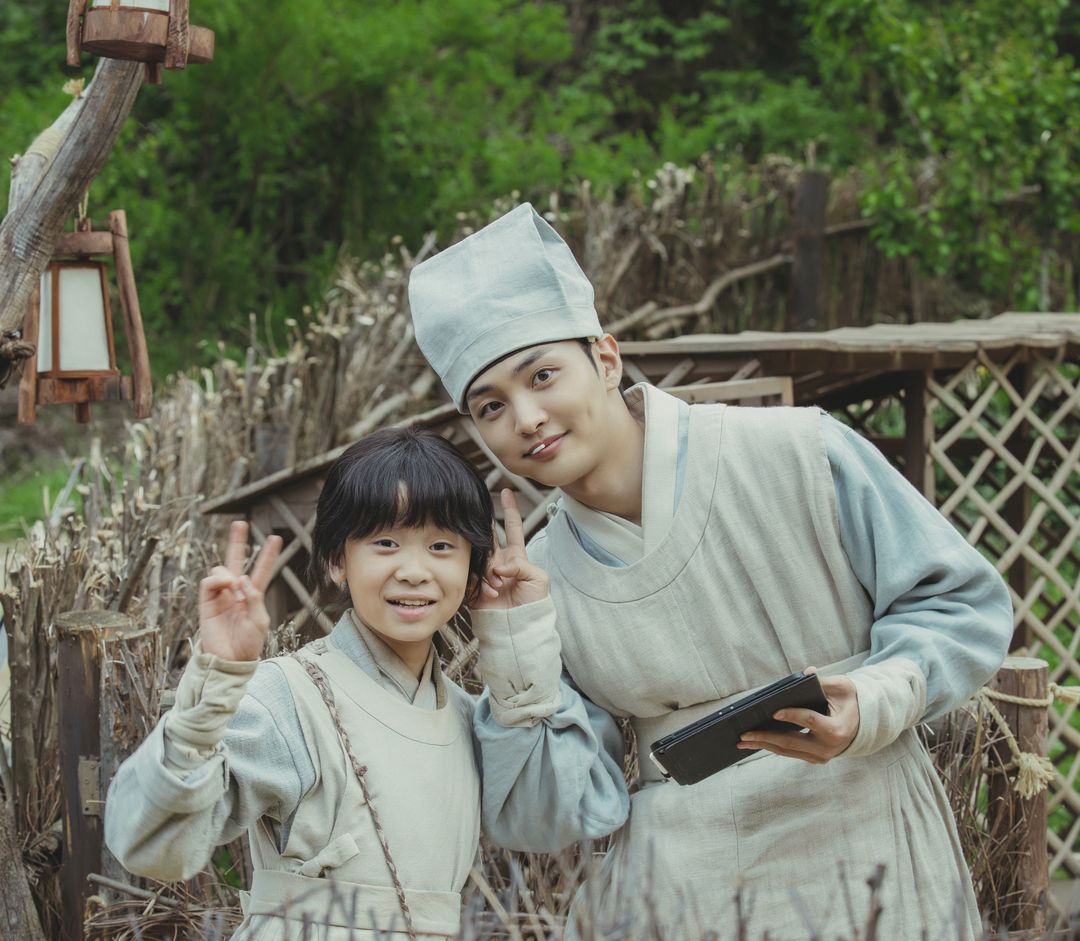Behind The Scenes, Bintang Poong The Joseon Psychiatrist Pamerkan Chemistry Mereka/tvN/Soompi