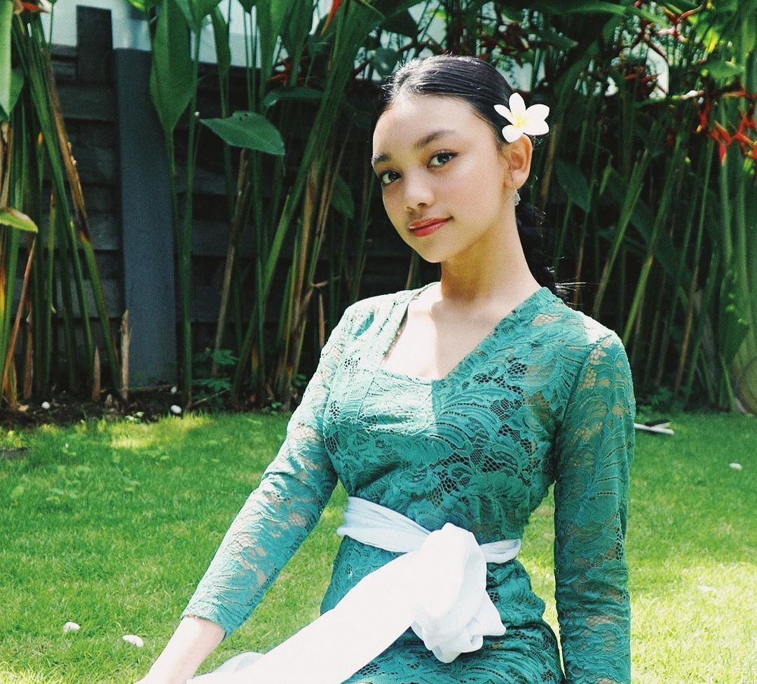 Potret Naura Ayu pemain web series My Girl Nerd yang mengenakan kebaya bernuansa hijau terlihat cantik