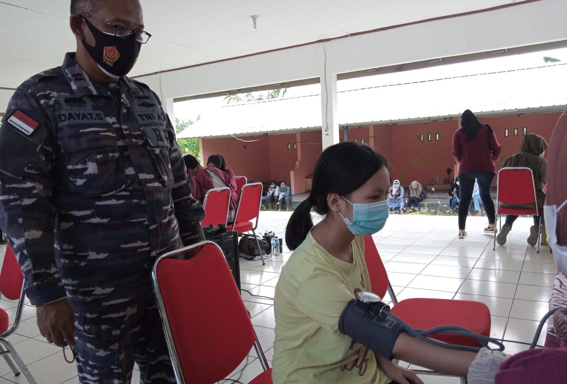 Wadan Pos TNI AL Pangandaran Peltu Laut dayat Sudrajat ikut saksikan vaksinasi Covid-19.
