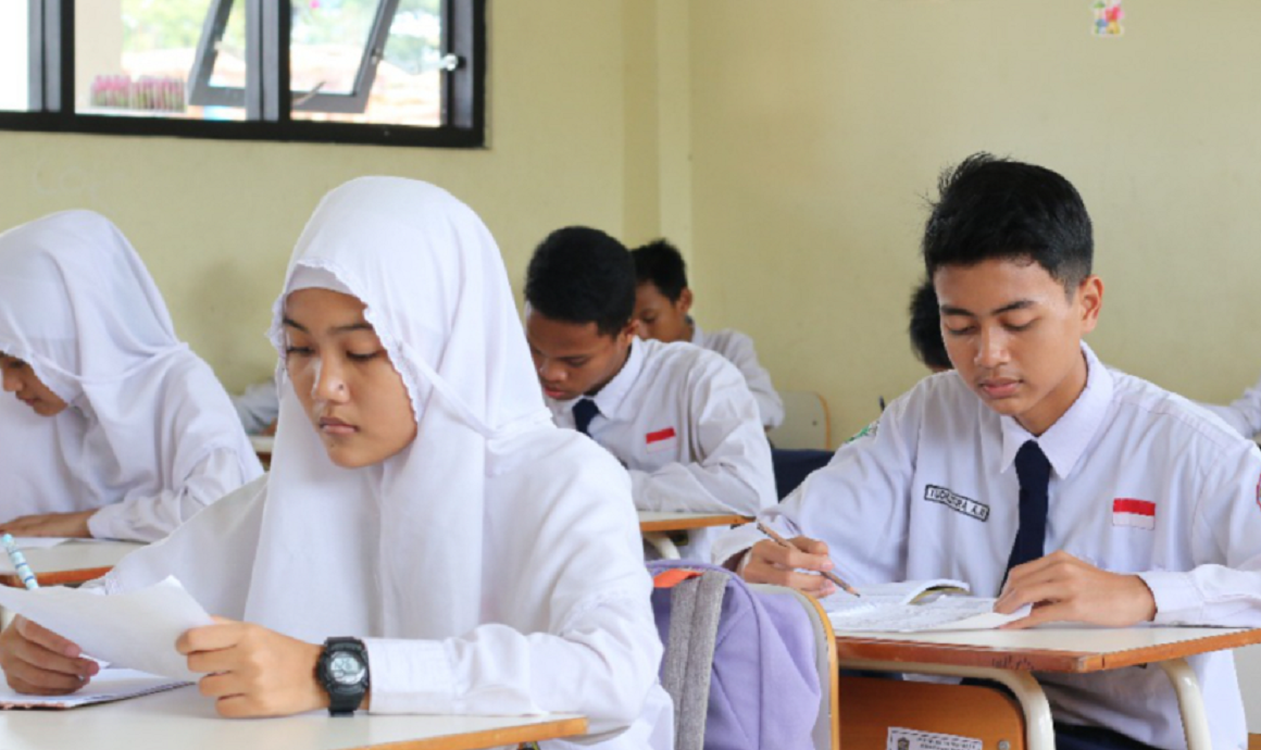 Smp baru belajar. Siswa. Siswa SD joged tak Pantas (capture Video).