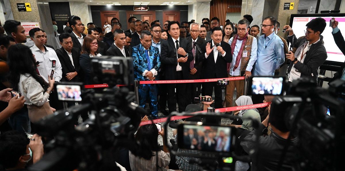 Wakil Ketua Tim Pembela Prabowo-Gibran Otto Hasibuan (keempat kanan) bersama jajaran Tim Pembela Prabowo-Gibran memberikan keterangan setelah mendaftarkan diri sebagai pihak terkait dalam gugatan Perselisihan Hasil Pemilihan Umum (PHPU) ke Mahkamah Konstitusi (MK) di Jakarta, Senin (25/3/2024). Tim Pembela Prabowo-Gibran yang dipimpin oleh Yusril Ihza Mahendra mendaftarkan diri untuk menghadapi gugatan sengketa Pilpres 2024 yang diajukan kubu Anies Baswedan-Muhaimin Iskandar dan Ganjar Pranowo-Mahfud MD di MK. 