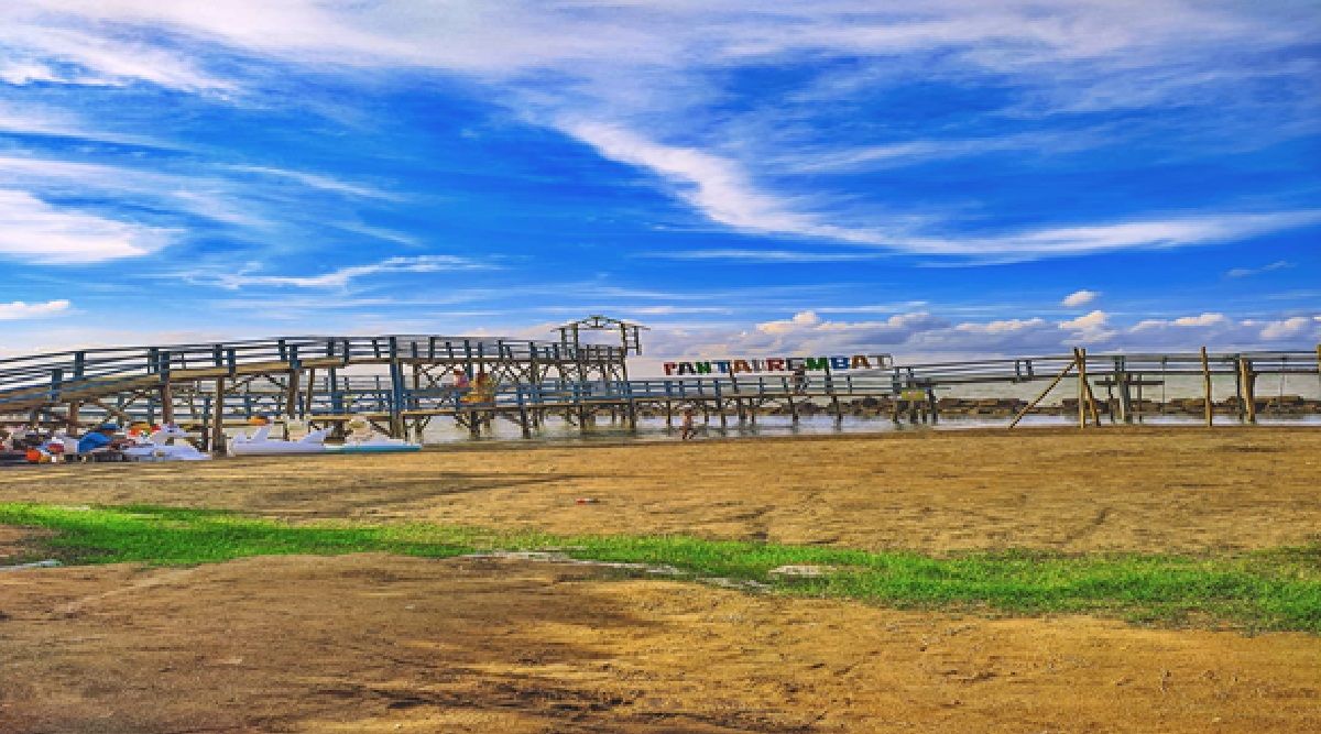 Pantai Rembat Indramayu, rekomendasi wisata hits di Indramayu.*/Instagram/@spendiade/