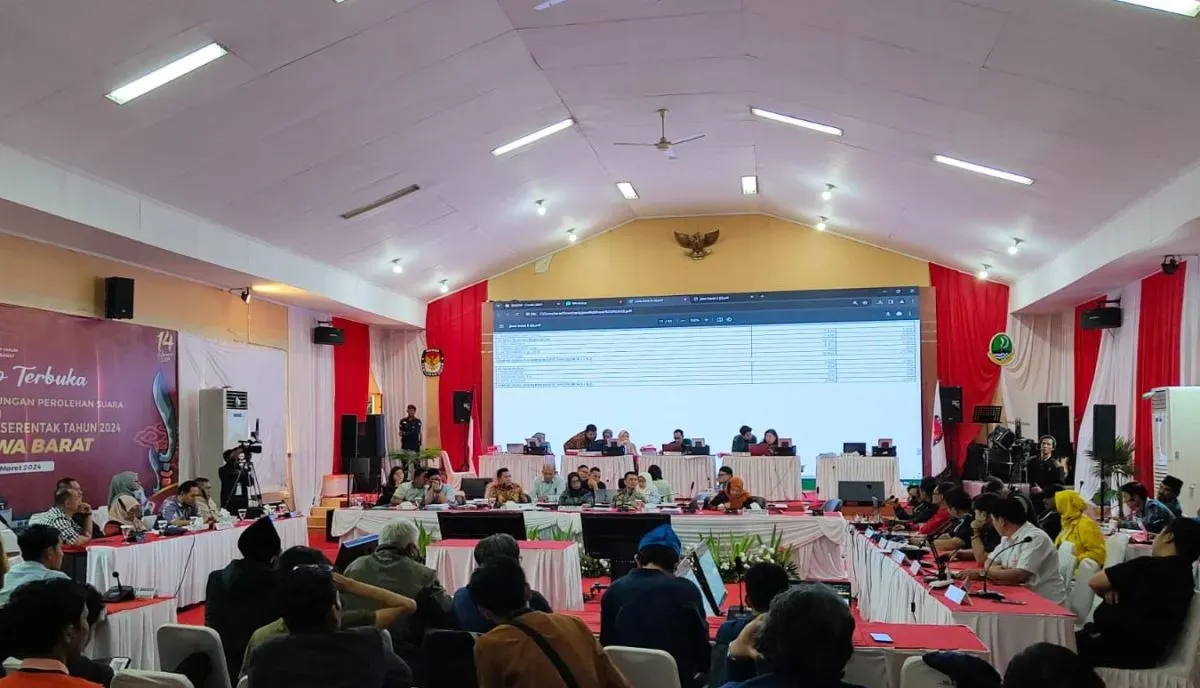 Situasi rapat pleno penetapan hasil Pemilu 2024 tingkat Jawa Barat di KPU Jabar, Bandung, Senin, 18 Maret 2024.