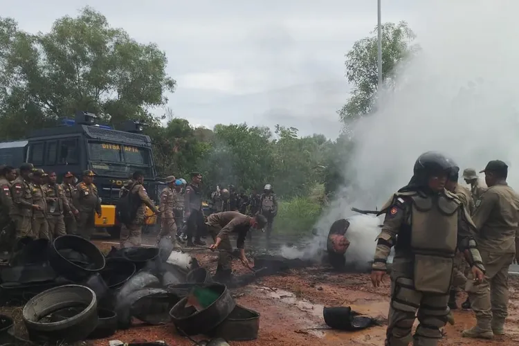 Aparat Bentrok dengan Warga Pulau Rempang Batam, Gas Air Mata Pecah Buat Sakit Anak Sekolah