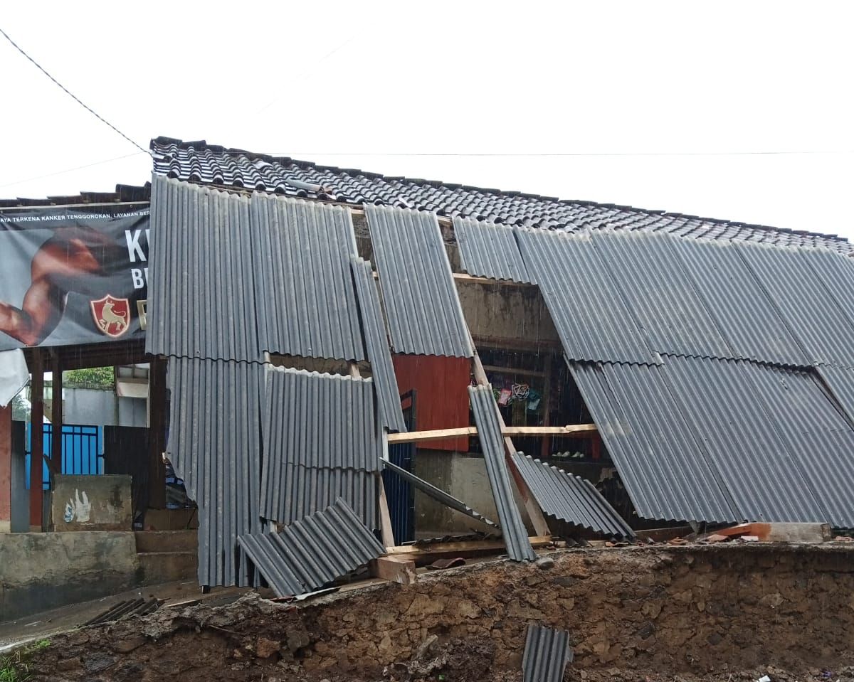 Rumah warga di kecamatan Bojong genteng Kabupaten Sukabumi rusak akibat angin kencang.