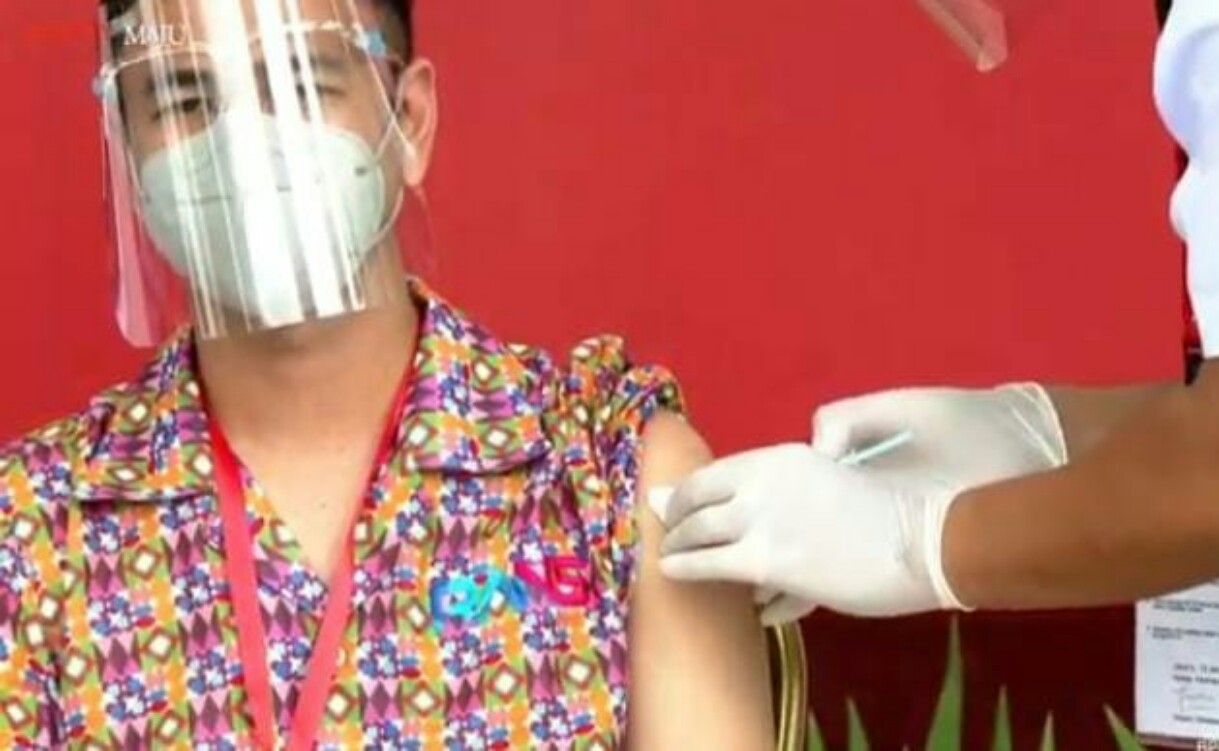 Raffi Ahmad menerima vaksinasi tahap pertama di Istana Negara