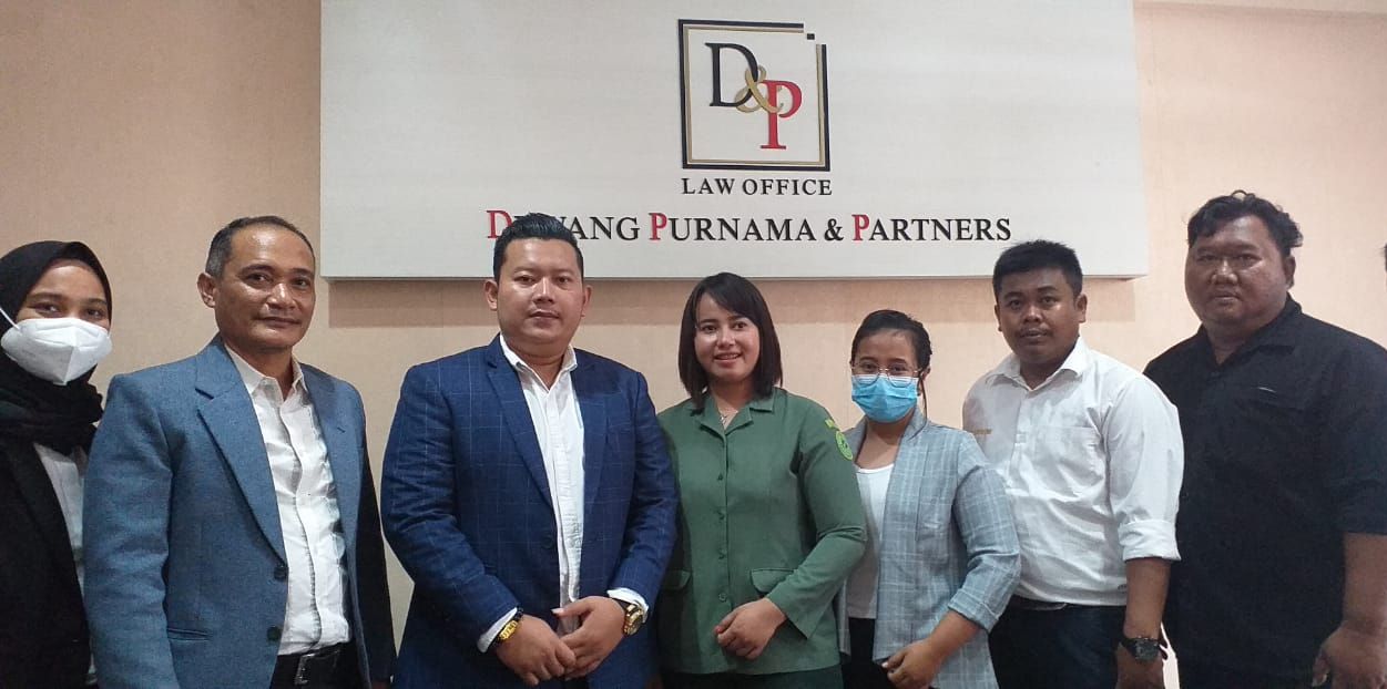 Dewang Purnama SH MH didampingi Istridan Tim Law Office Dewang Purnama & Partners di Semarang, Selasa 5 Januari 2021