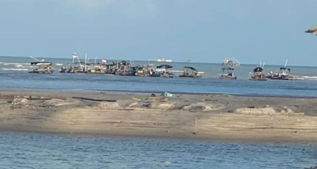 okumentasi aktivitas penambangan biji timah tanpa izin dekat pinggir pantai Cemara Bangka. ANTARA/Kasmono