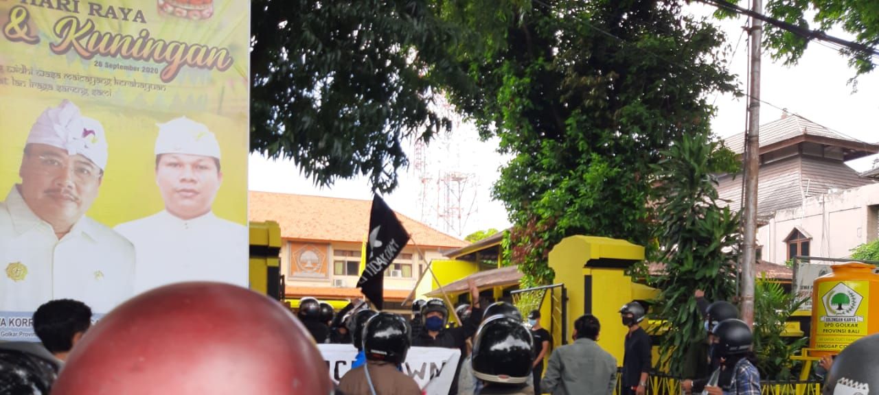 Massa Aliansi Bali Tidak Diam menggeruduk kantor DPD I Golkar Bali, Rabu 6 Oktober 2020