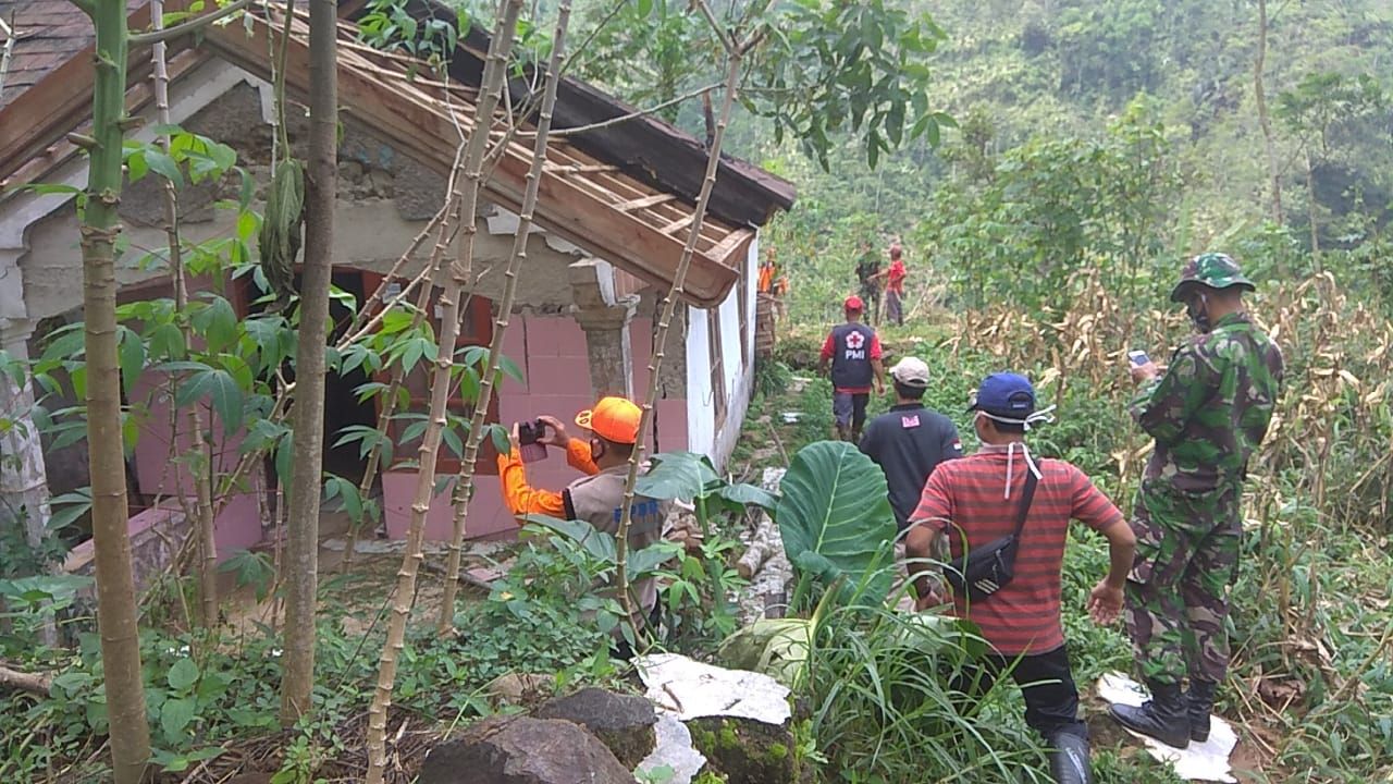 Tim BPBD Purbalingga bersama Forkopimcam Karangmoncol, Relawan dan Perangkat desa Sirau menjumpai salah satu rumah warga yang sudah ditinggalkan penghuninya untuk mengungsi ke tempat yang lebih aman