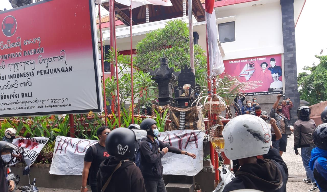 Massa Aliansi Bali Tidak Diam menggeruduk Kantor DPD PDIP Bali, Rabu 6 Oktober 2020