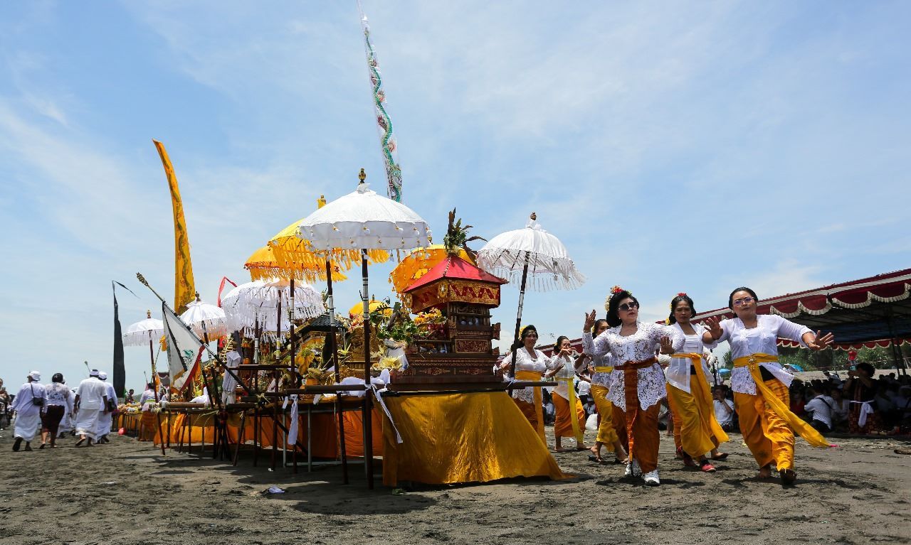 Upacara Melasti dalam rangka peringatan Hari Raya Nyepi Tahun Saka 1946 di Pantai Parangkusumo, Parangtritis, Bantul 