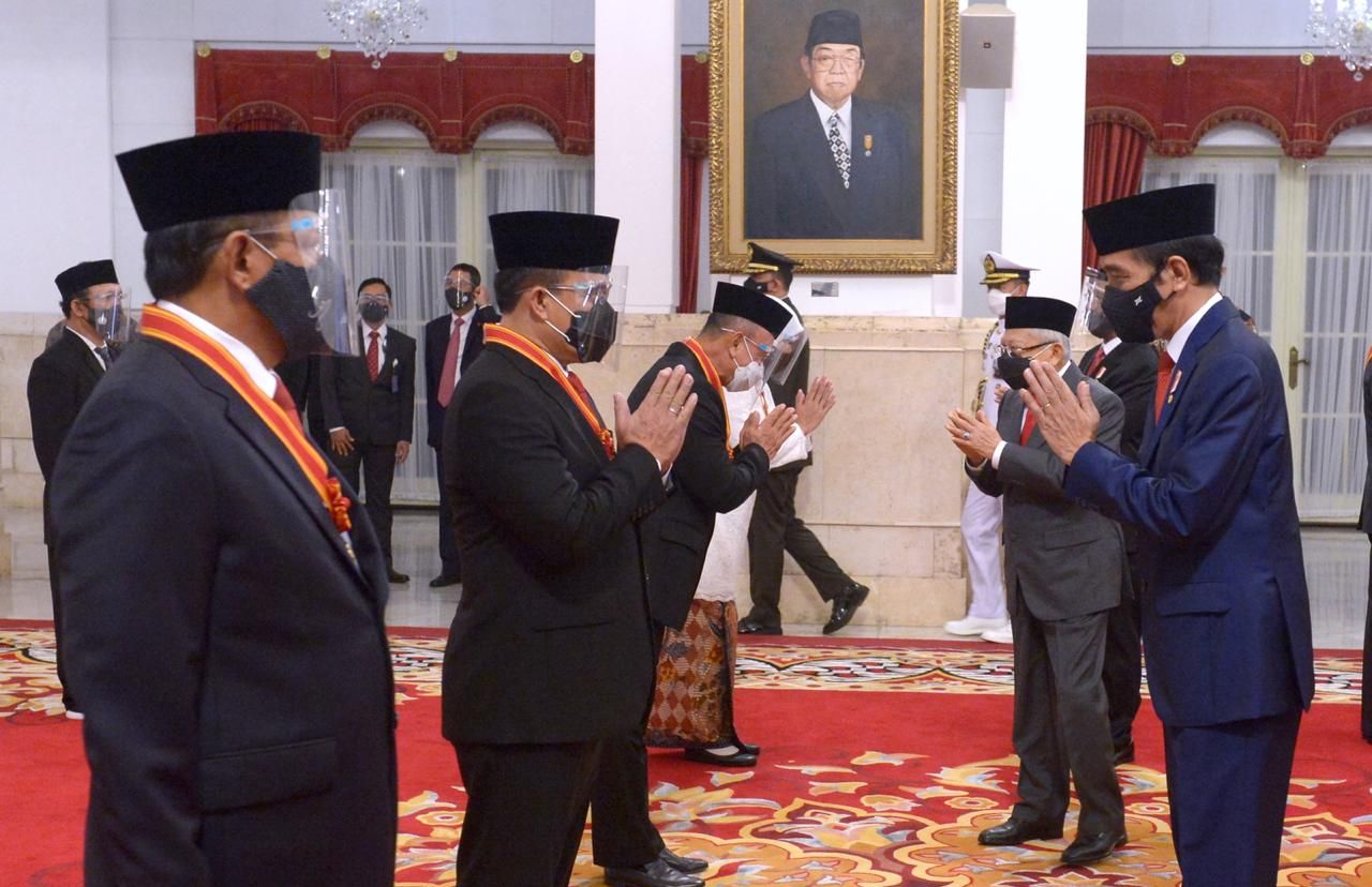 Presiden Jokowi menganugrahkan Mahaputera dan Bintang Jasa  71 tokoh di Istna Jakarta, 11 November 2020