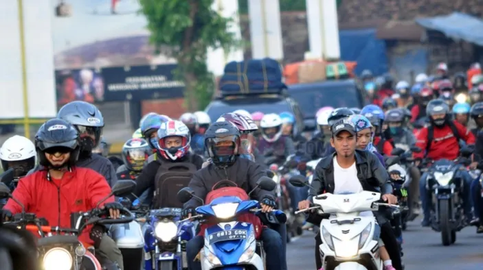 H Jelang Lebaran Ribu Pemudik Sepeda Motor Masuk Jalur