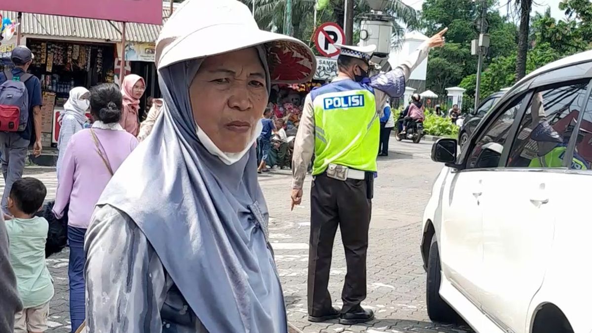 Libur Lebaran, Penjual Tikar di Kebun Binatang Ragunan Ketiban Rezeki