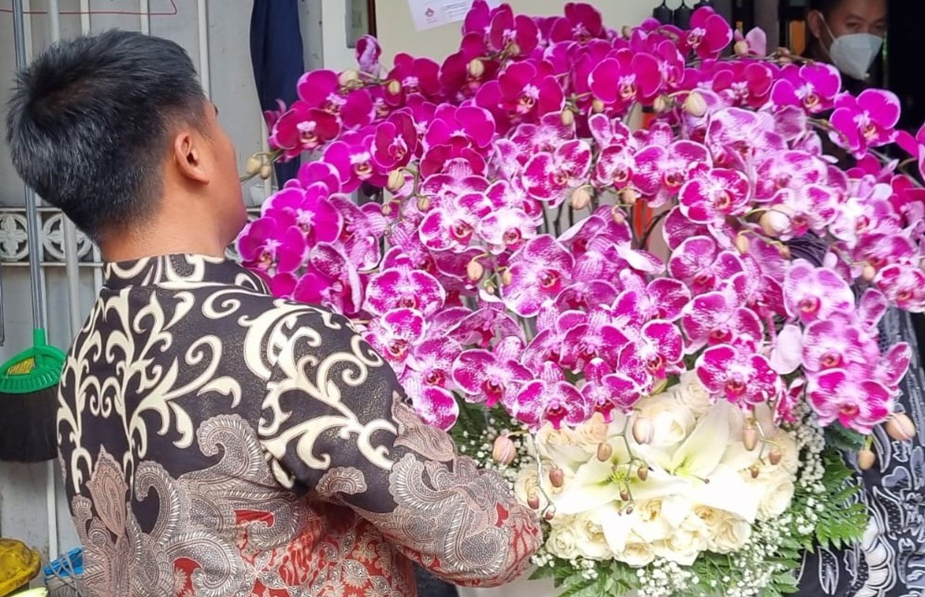 Bunga dari Jokowi untuk Ketum PDIP, Megawati yang sedang ulang tahun.