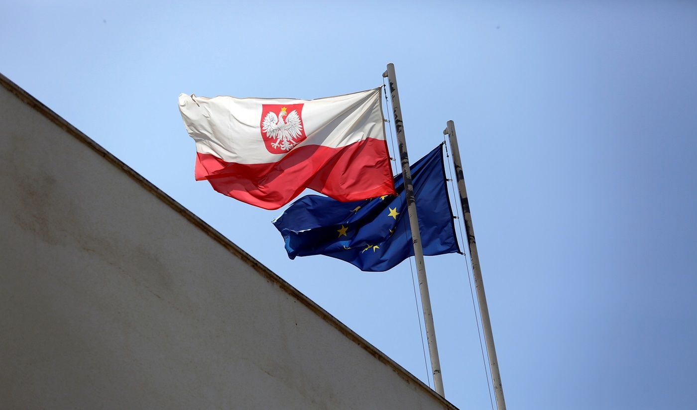 Bendera nasional Polandia dan Uni Eropa.
