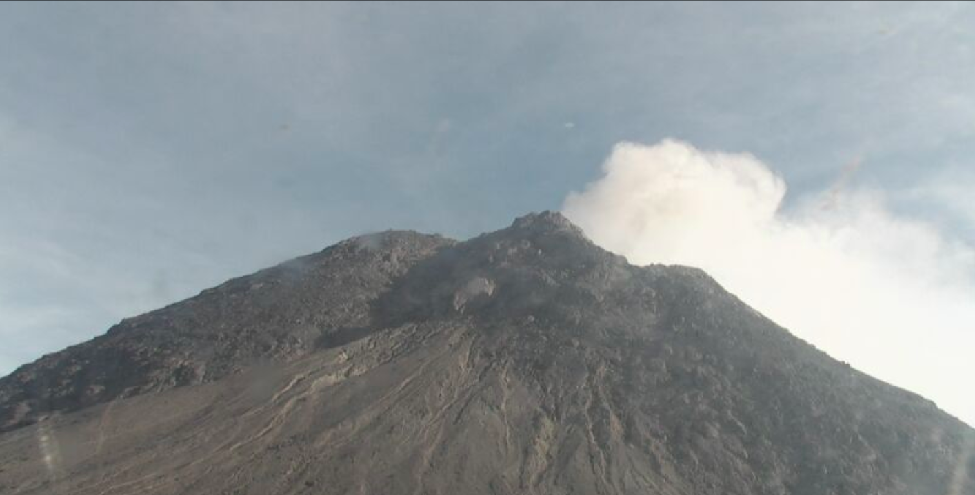 Gunung Merapi Di Perbatasan Daerah Istimewa Yogyakarta Dan Jawa Tengah ...