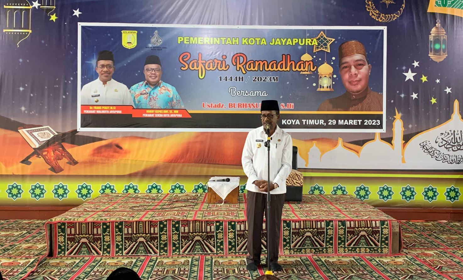 ejabat Walikota Jayapura, Frans Pekey,  mengunjungi Masjid Miftahul Amal Koya Timur, Selasa (29/3)